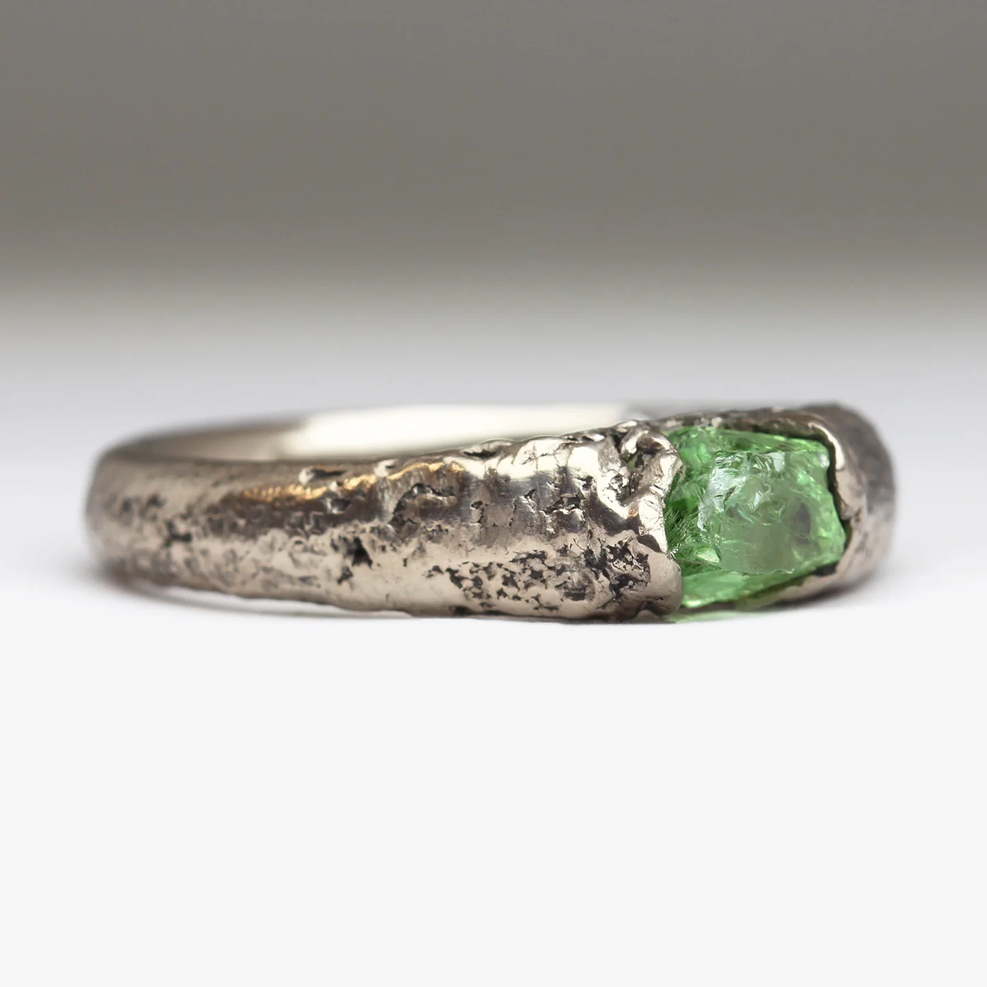 Rough Mint Garnet Ring in 18ct White Gold - Image 4